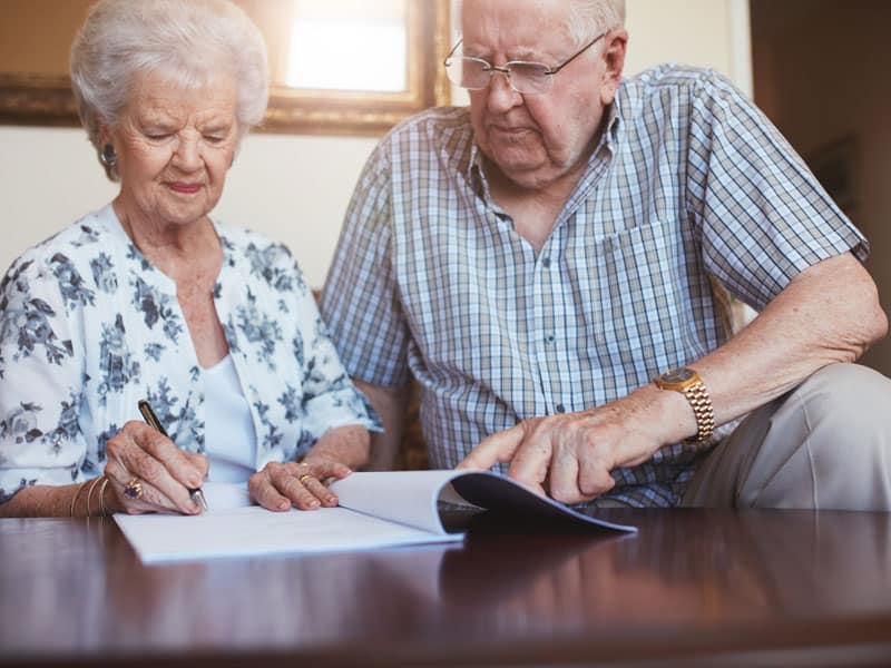 Starije osobe pišu testament